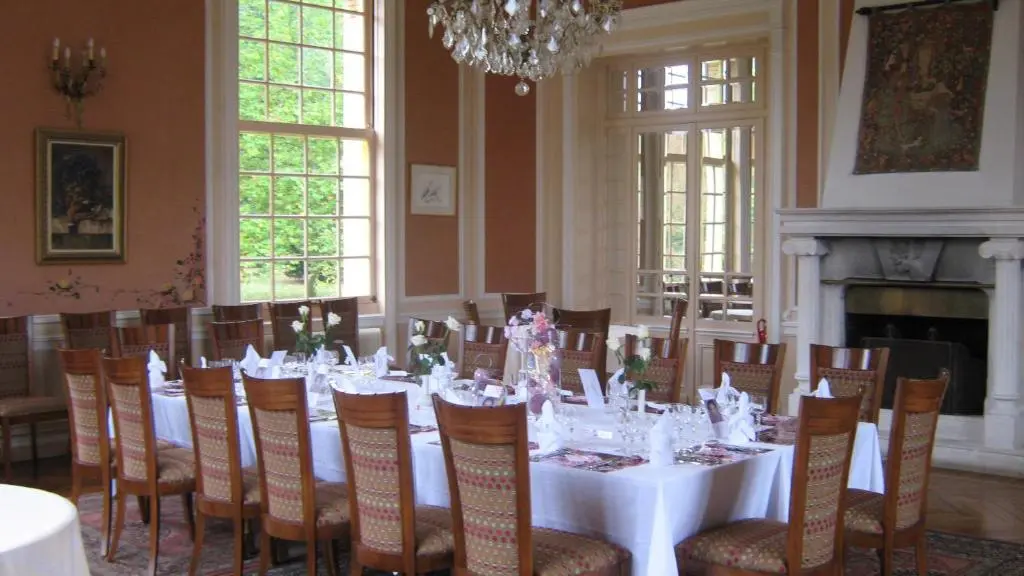 Château de la Rapée - salle de restaurant gde table© M ADOLE