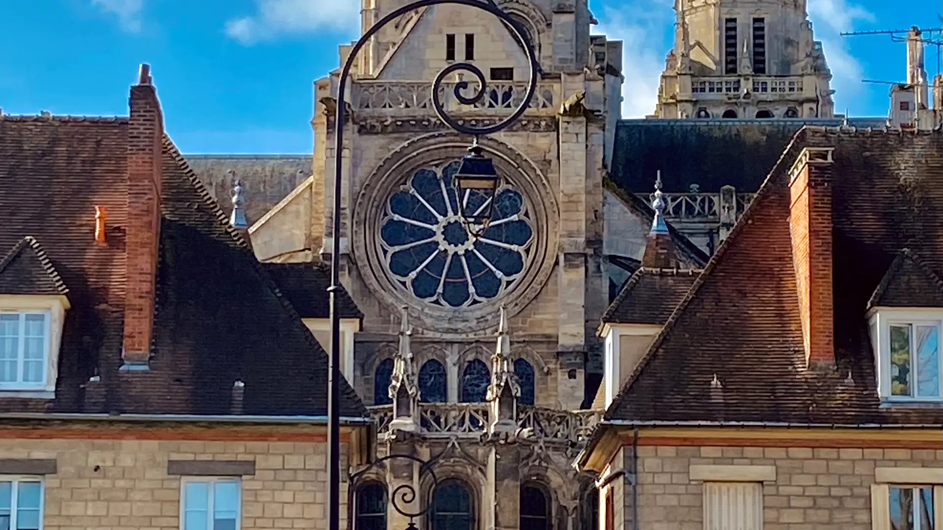 Coeur de l'église entre deux rues