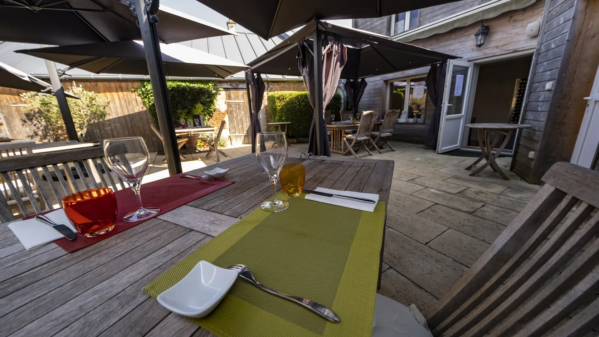 La terrasse du restaurant L'Air du Temps, Bézu-Saint-Eloi