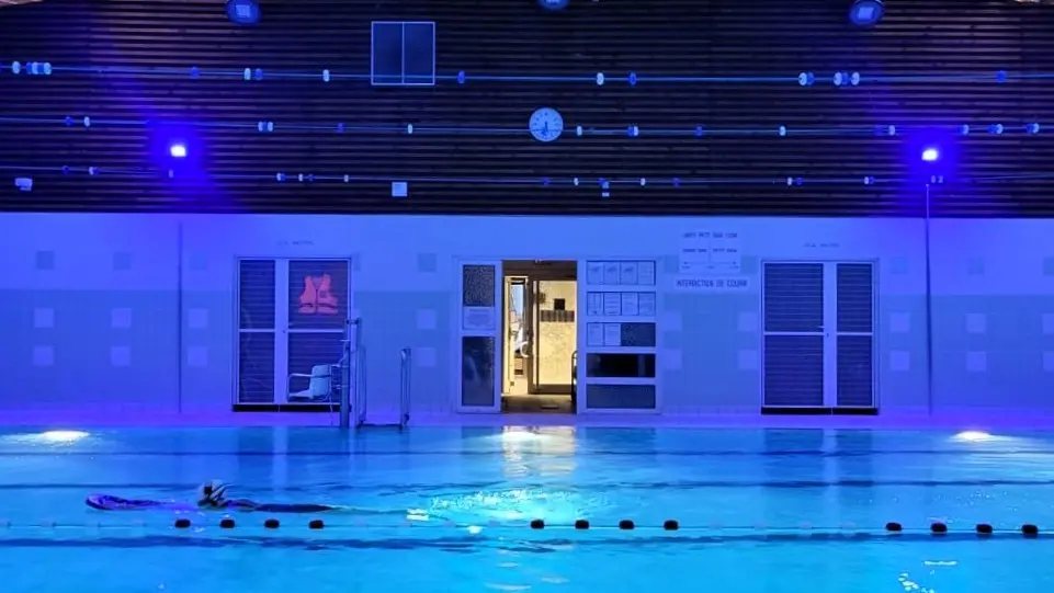 Piscine éclairage nocturne bleu