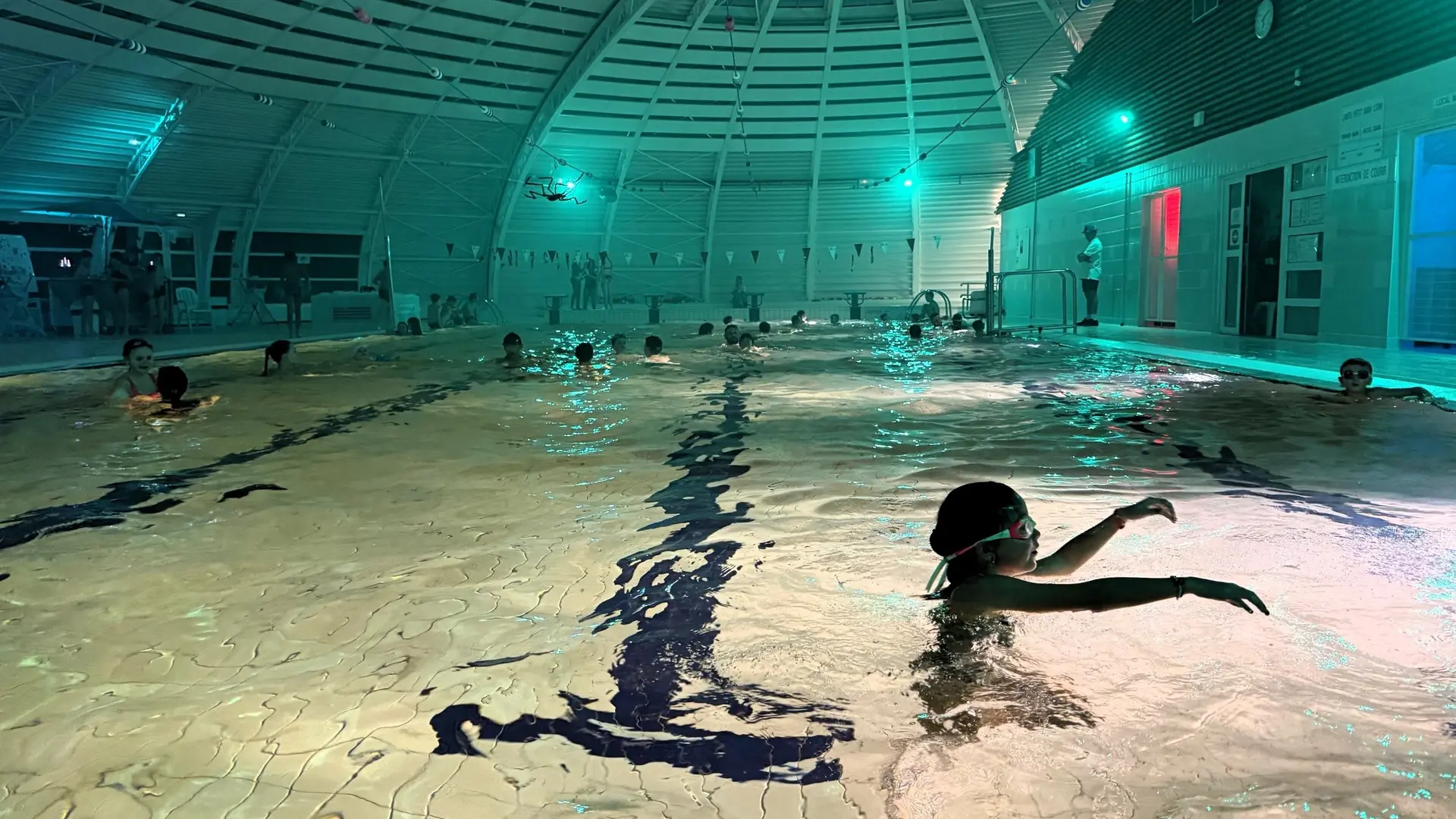 Piscine tournesol éclairage nocturne vert