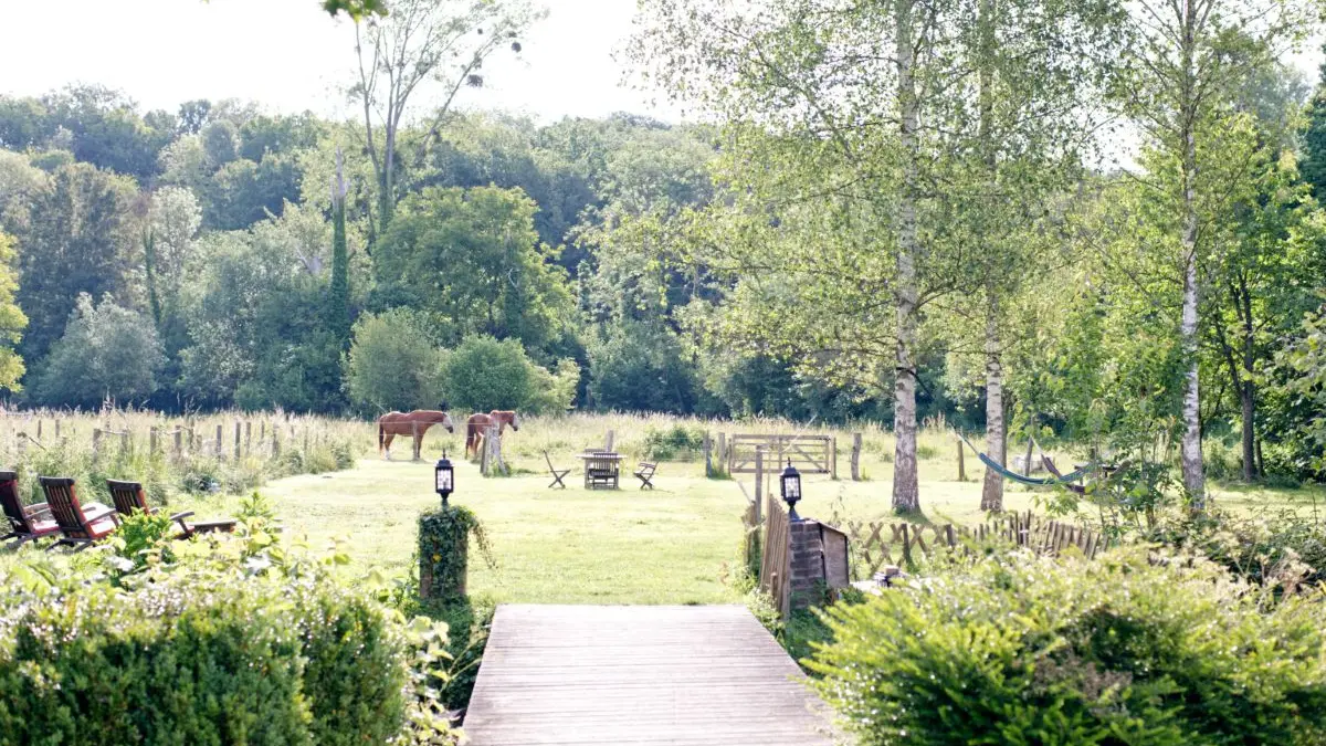 Ponton vers jardin et chevaux