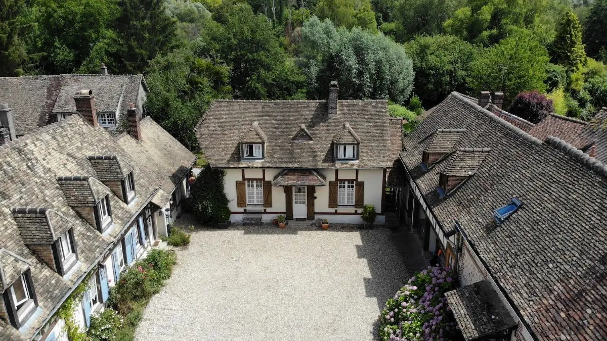 Vue cour intérieur La Lévrière