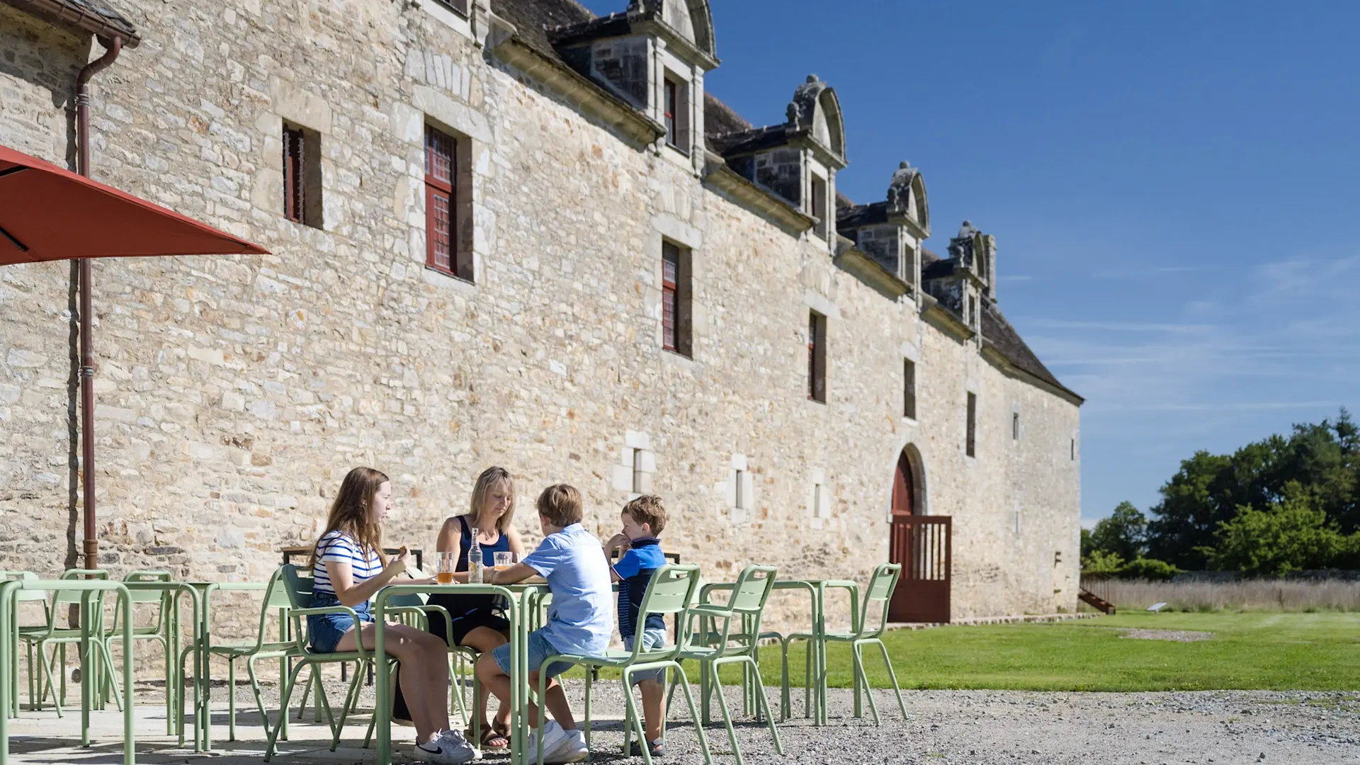 Manoir de Kernault - espace café terrasse