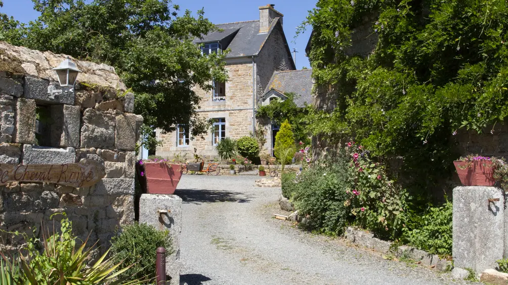 entre le cheval rouge