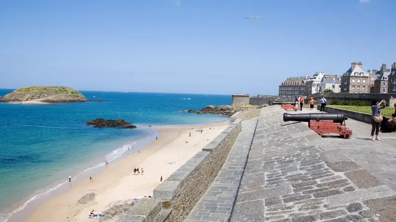 ©pJosselin - Vue du Bastion de la Hollande sur le Grand Bé et la Piscine de Bon Secours (2)