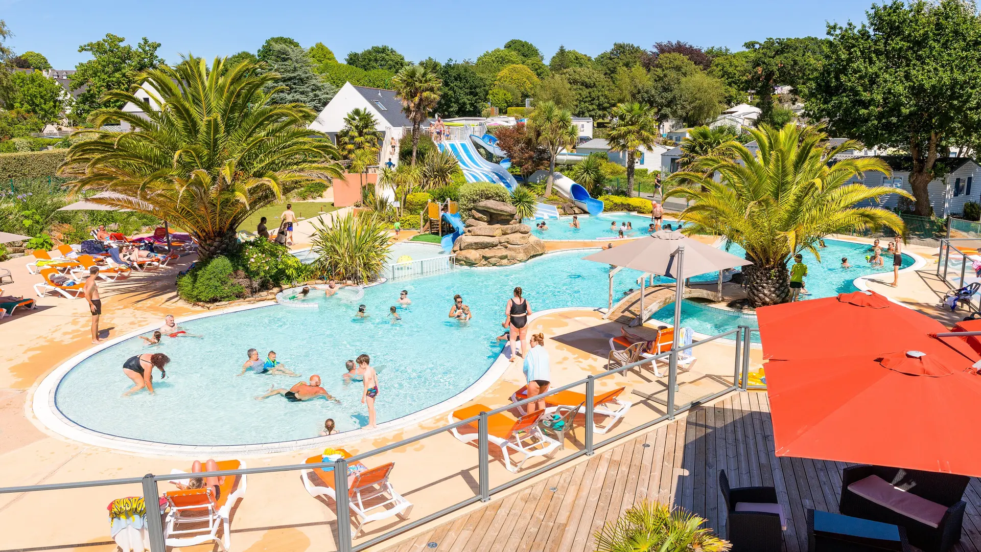 Espace aquatique avec toboggans