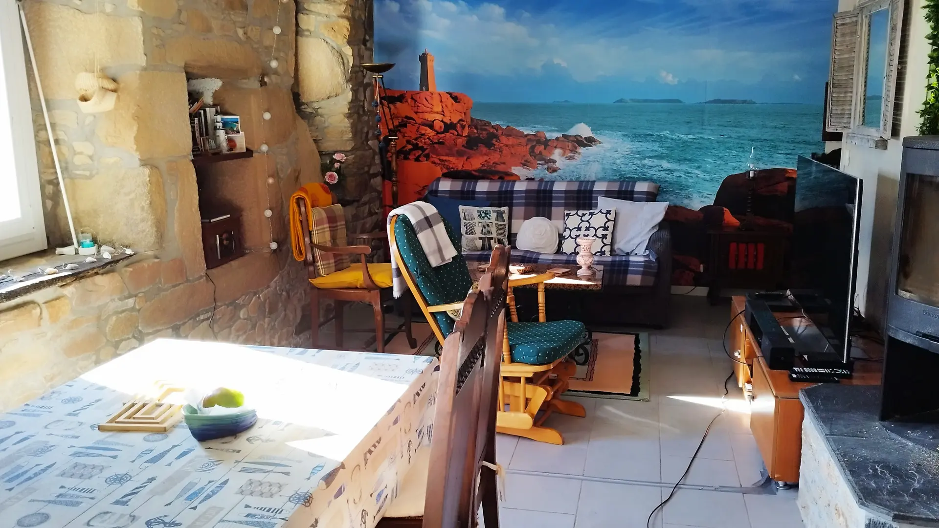 le salon, le poele, TV grand écran