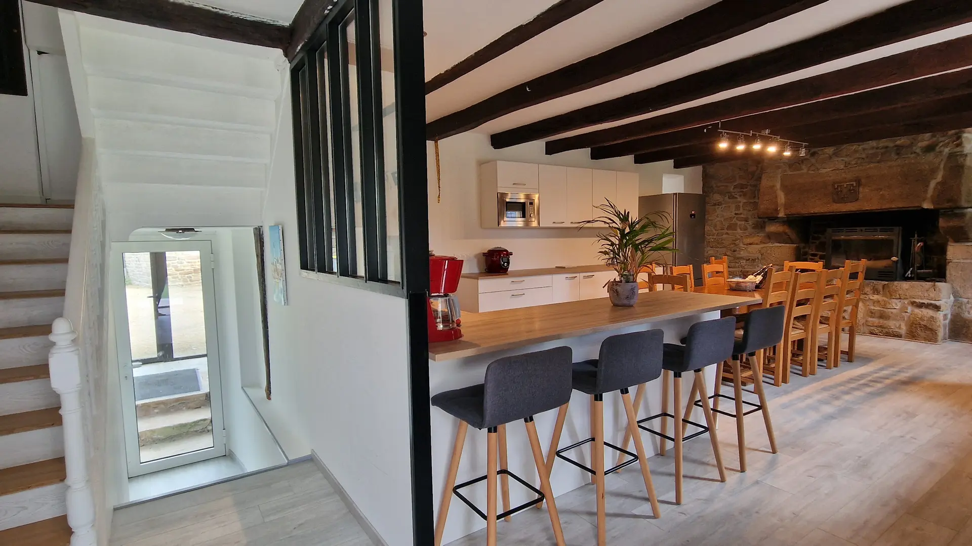 Cuisine salle à manger et escalier  - Vue sur l'Etang