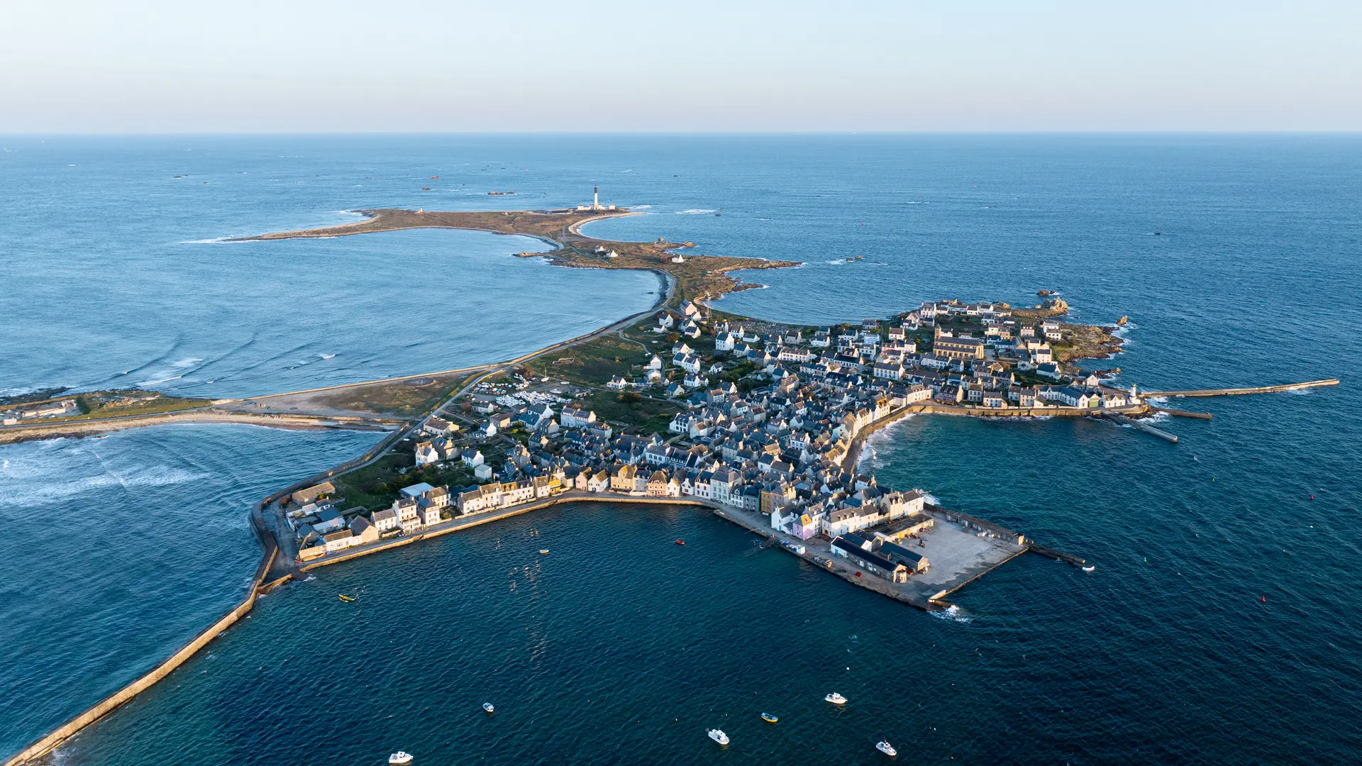 2025_0402_Bretagne_Finistere_IleDeSein_Aerial_DJI_1127_MRi