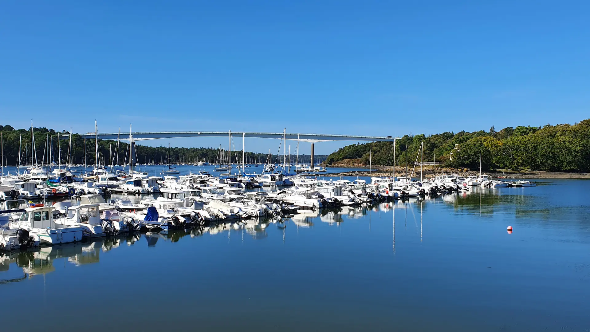 Port de Plaisance vue sur le Pont de Cornouaille