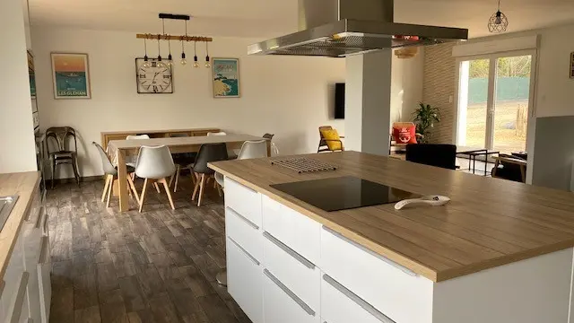 Cuisine et vue sur la pièce de vie
