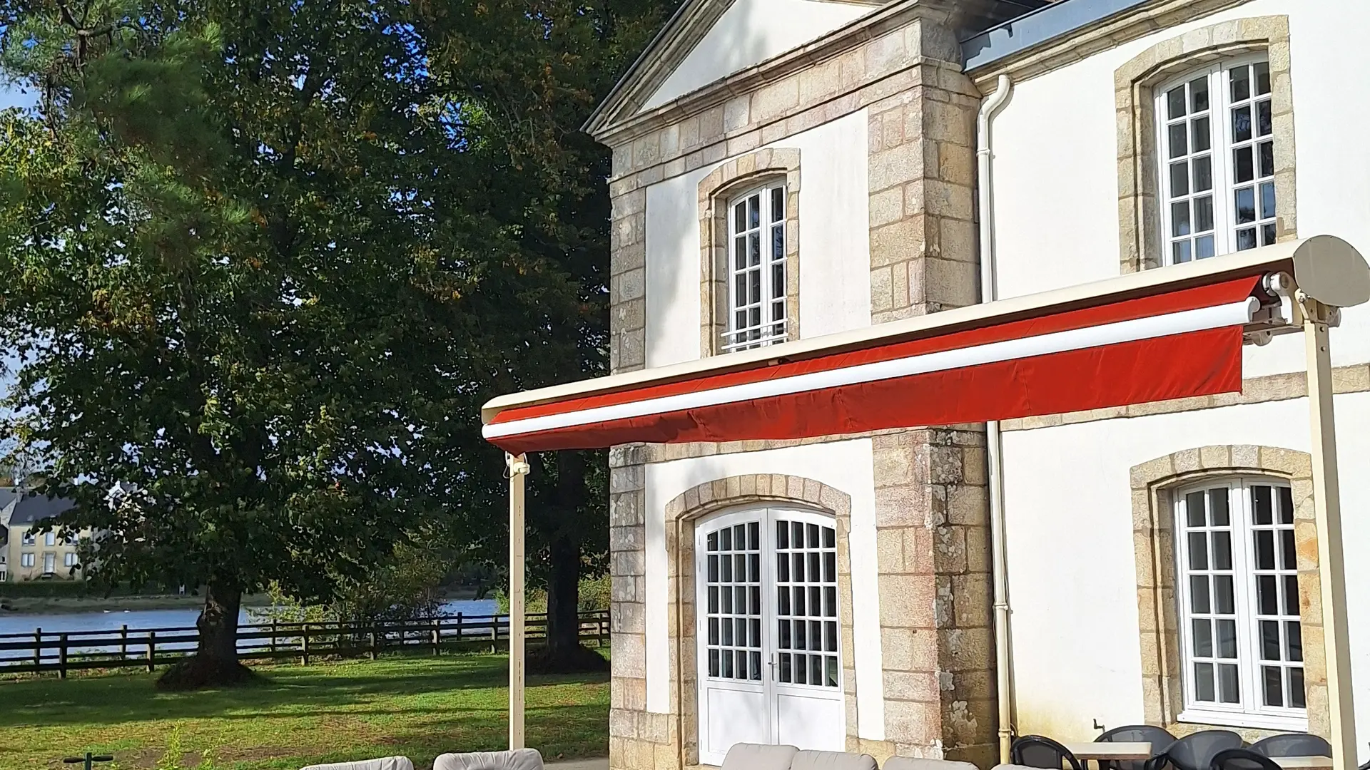 La Table de Mesmeur - terrasse vue sur l'anse