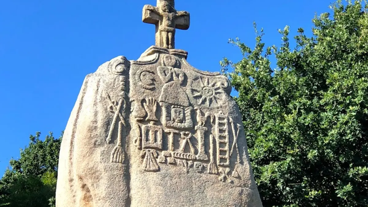 Menhir de Saint-Uzec, Pleumeur-Bodou, Côtes d'Armor