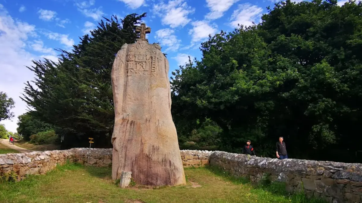 Menhir de Saint-Uzec, Pleumeur-Bodou, Côtes d'Armor