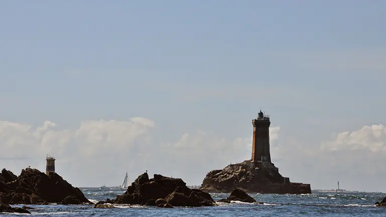 Balade en voilier dans le Raz de Sein à la Pointe du Raz Audierne Yachting