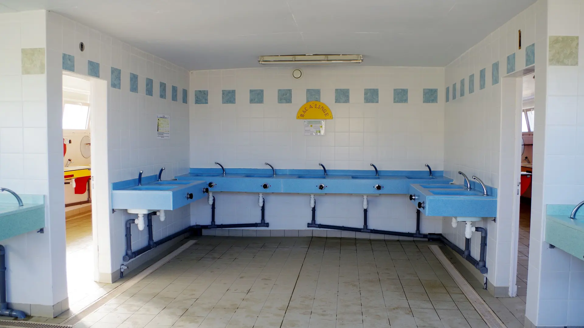 Aire de Camping-cars Erdeven Kerhillio - Morbihan Sud - Bacs-à-linge