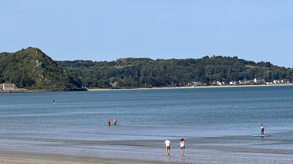 Baie marée haute plage vue de St Michel