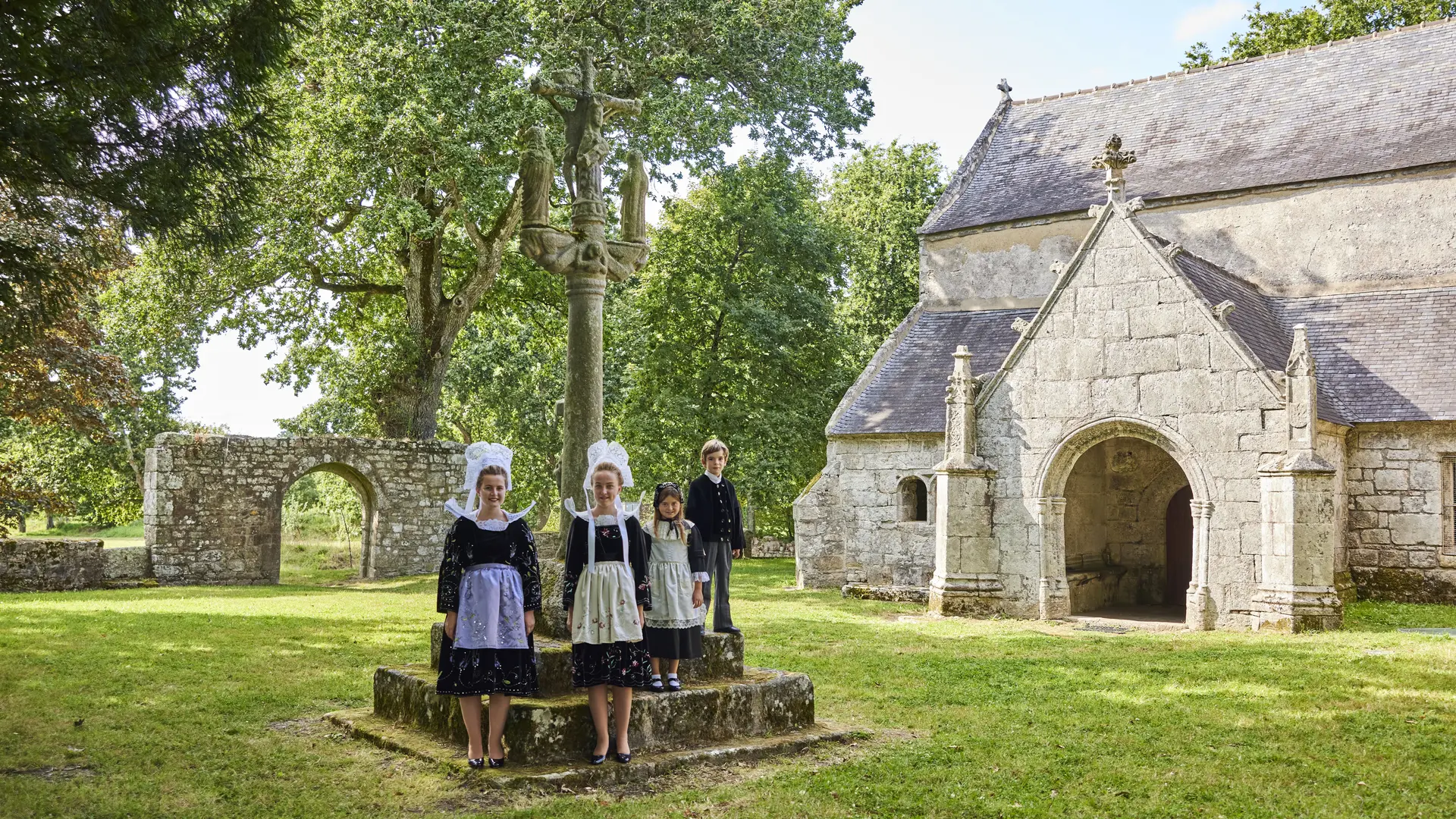 Chapelle du Perguet et costumes traditionnels