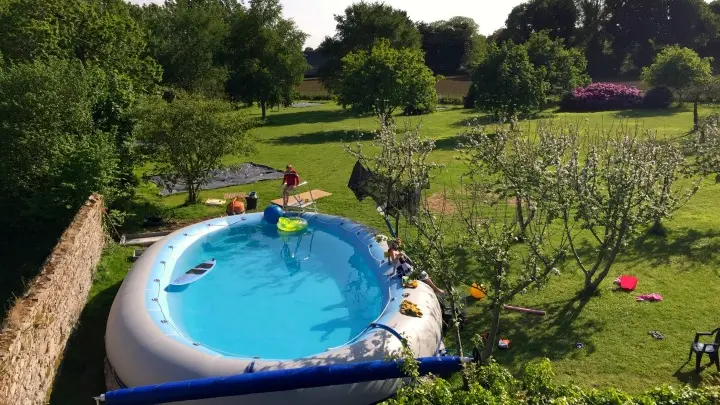 Cheval rouge piscine
