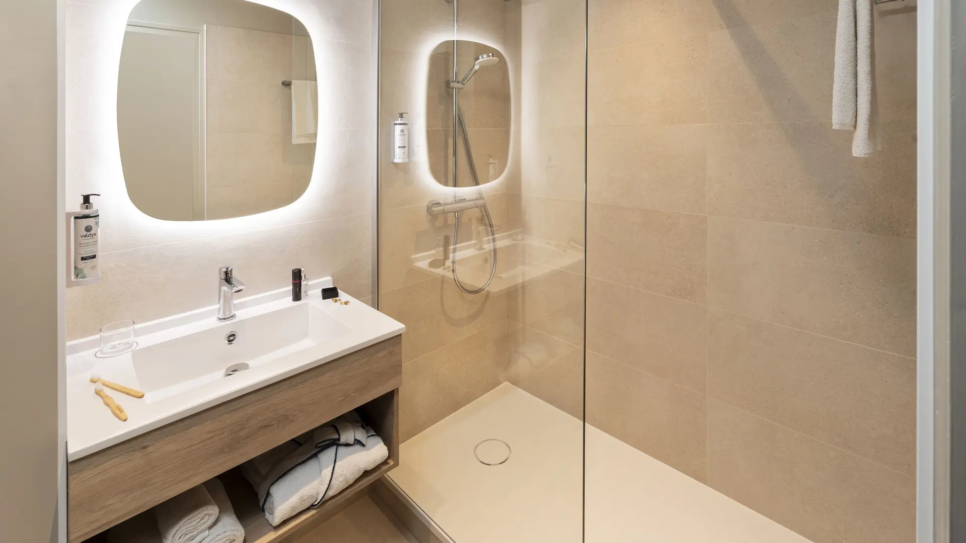 Douarnenez - Chambre Confort - Salle de douche ©Cécile Langlois