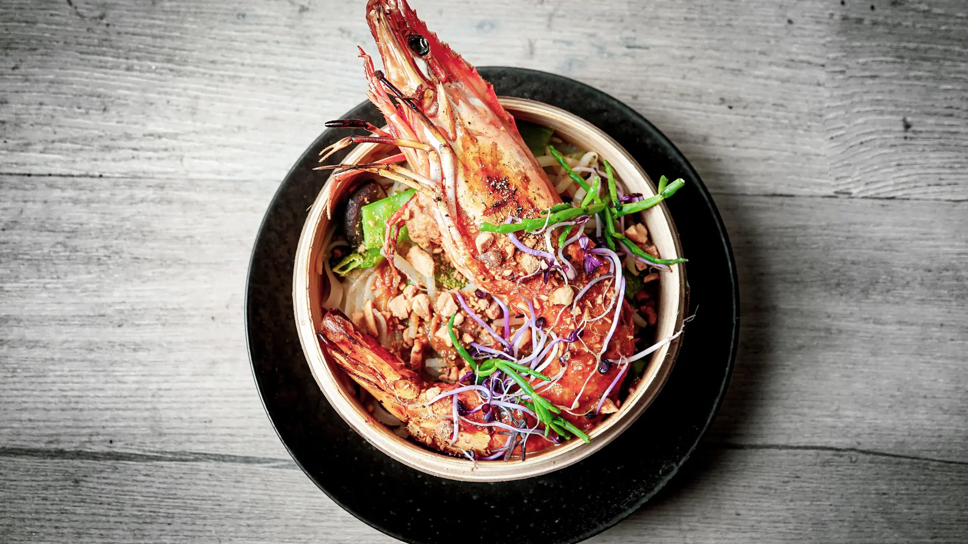 L'Aromatik - Grosses gambas grillées, pad thaï © Bastien Viaud