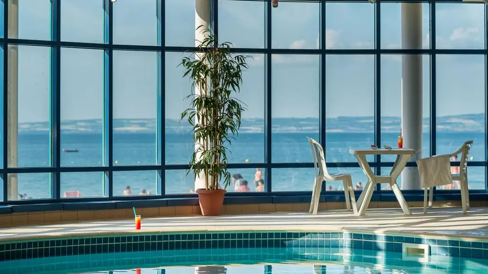 La piscine au Résidences d'Amor - hôtel à Douarnenez
