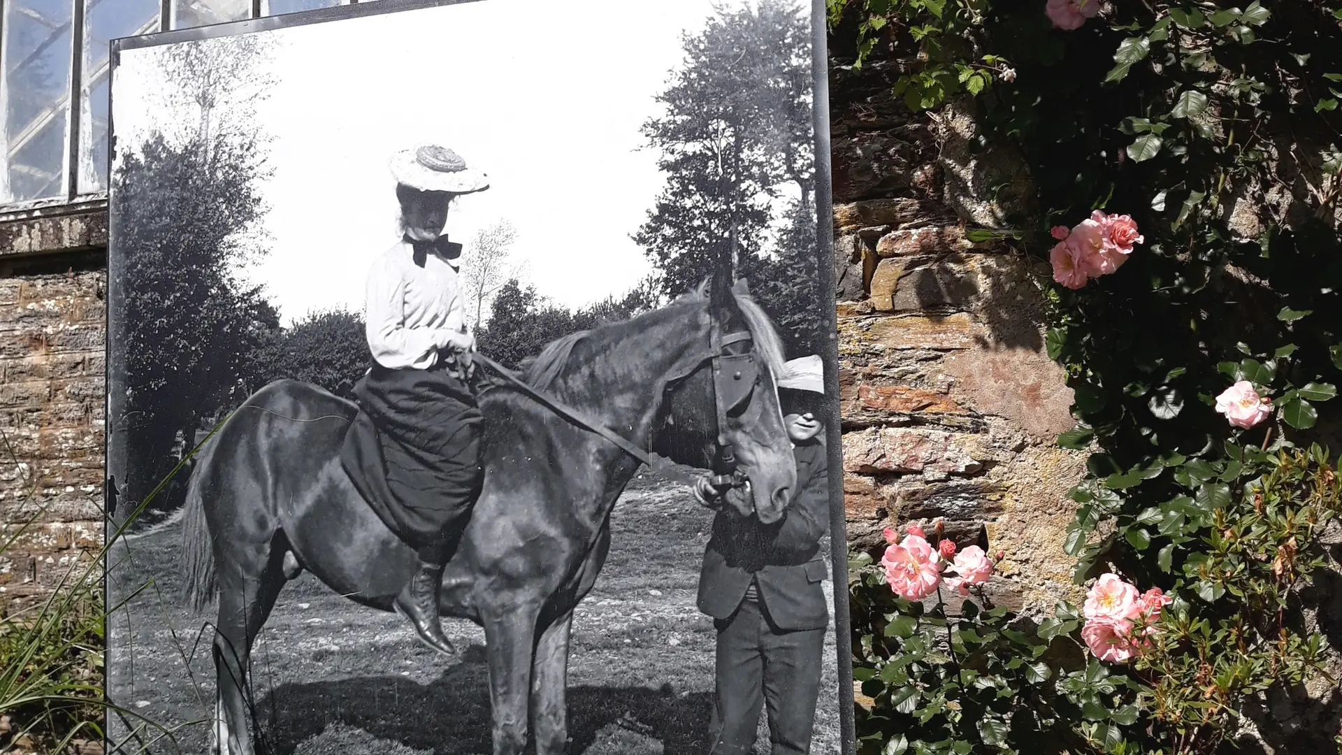 Exposition_photographique___Sur_les_bords_de_l_Aulne_a_la_Belle_Epoque__la_suite_-_Marie_Dubuisson__2021-Noelie_BLANC-GARIN_(CDP29)-Domaine_de_Trevarez-28724