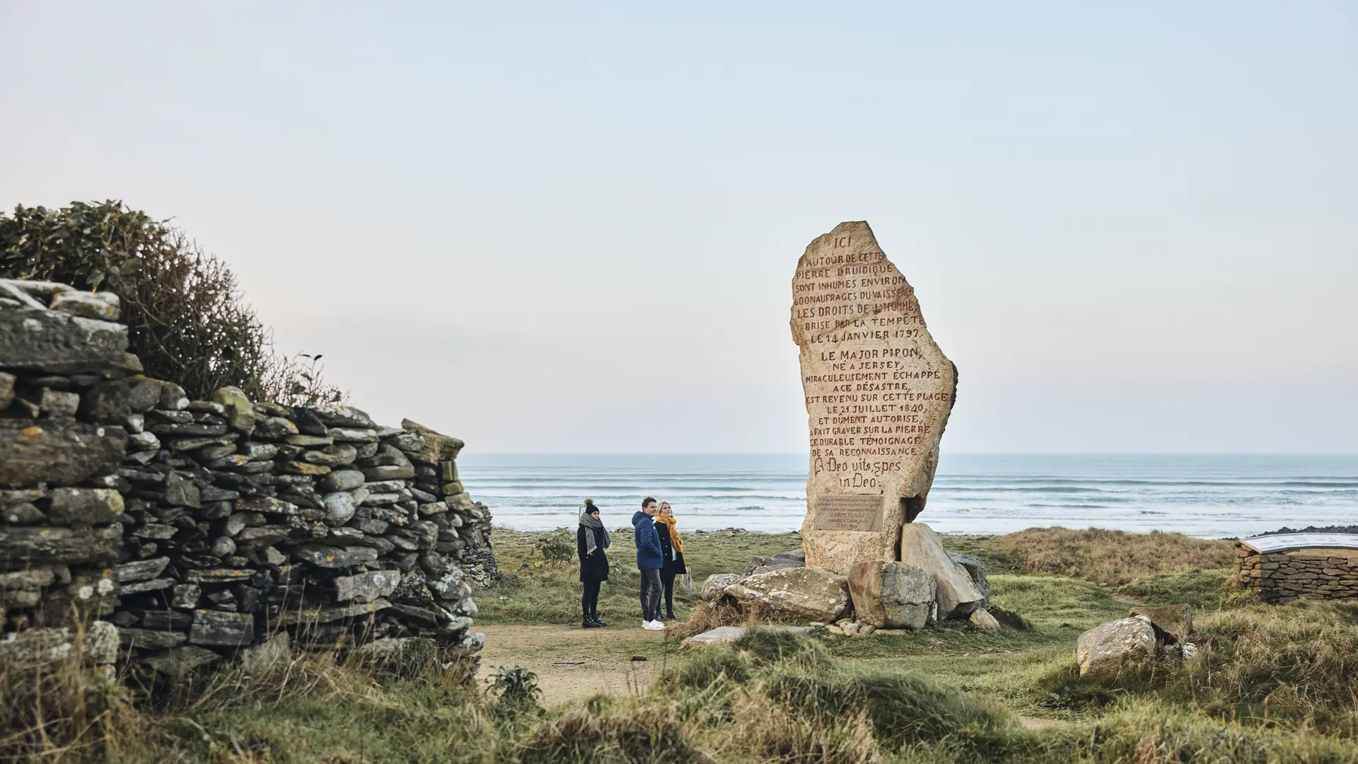 Menhir des droits de l'Homme à Plozévet en Pays Bigouden
