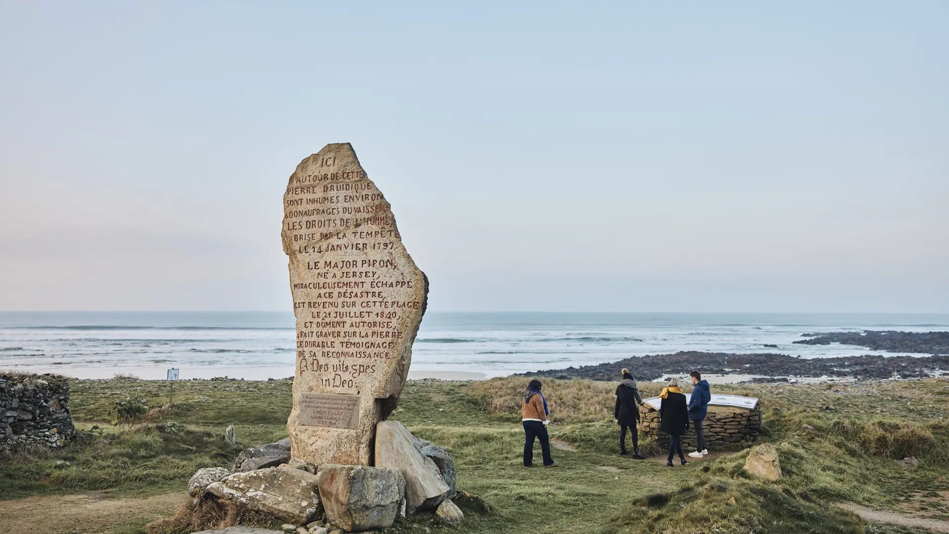 Menhir des droits de l'Homme à Plozévet en Pays Bigouden