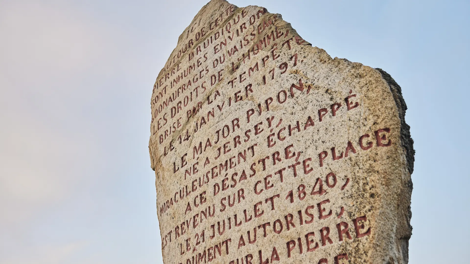 Menhir des droits de l'Homme à Plozévet en Pays Bigouden
