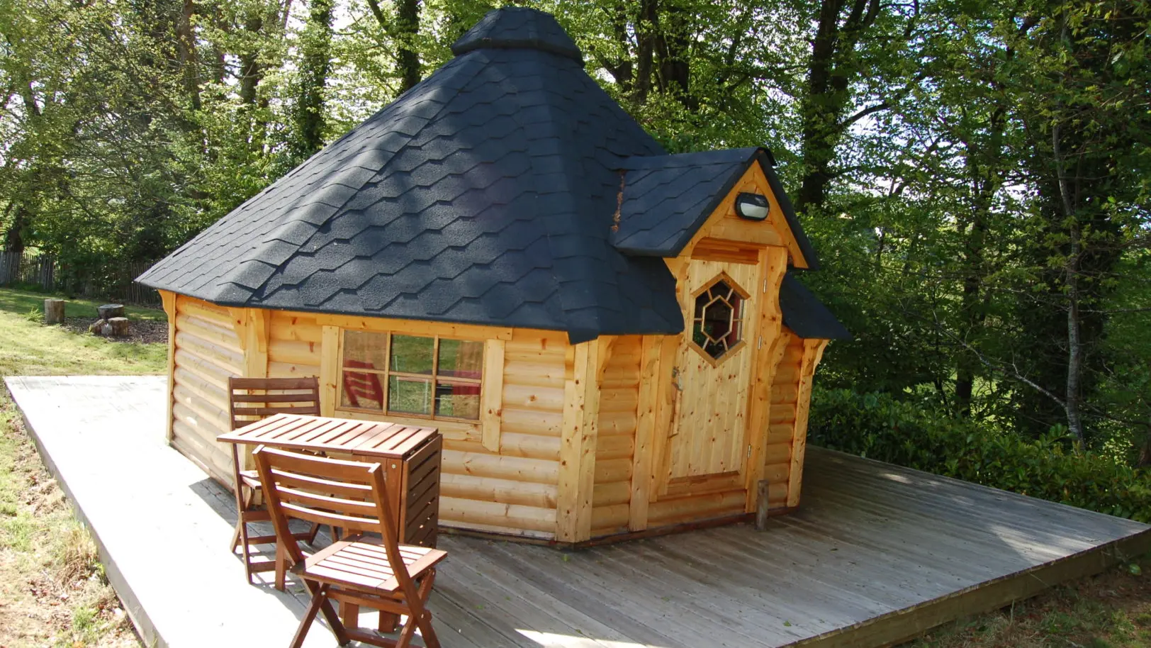 Les cabanes et Kotas du camping de Trézulien