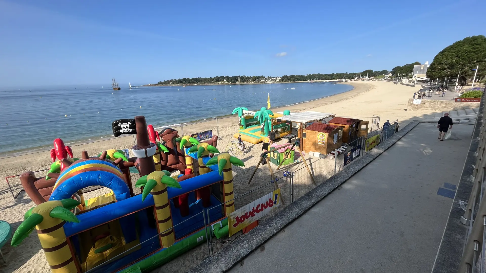 Vue sur le Club du Phare depuis la Corniche de la Plage