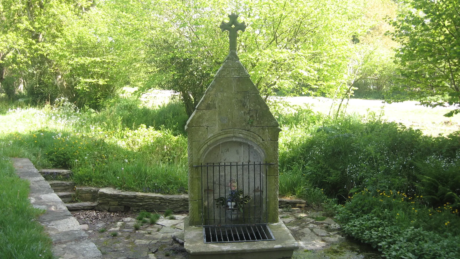 Fontaine Chapelle Notre Dame de Kérinec