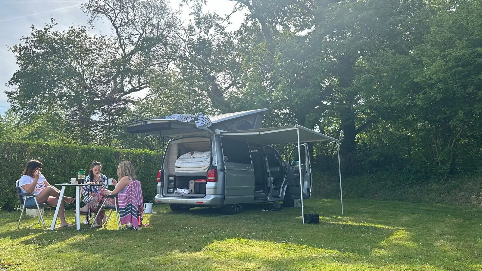 Emplacement nu spacieux