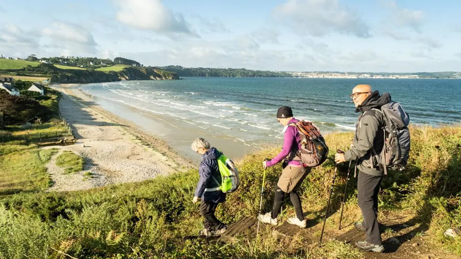 Randonneur le GR34 en direction de Douarnenez