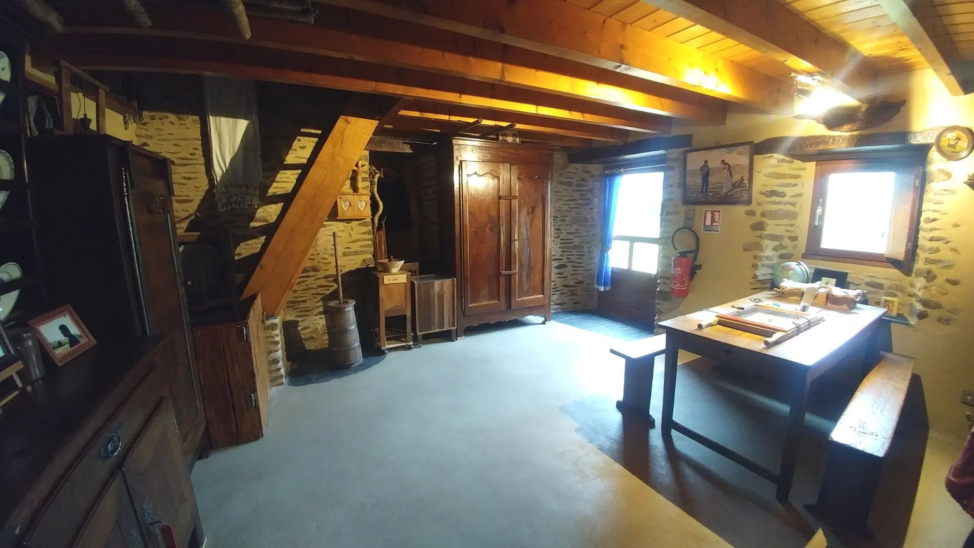 Intérieur et escalier