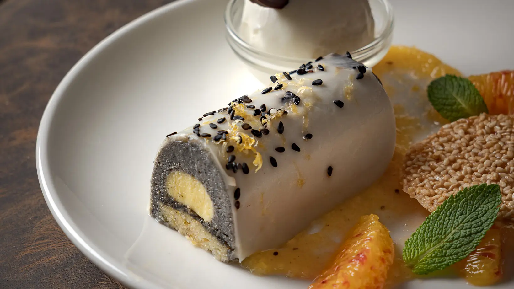 L'Aromatik - Entremet kalamansi et sésame noir, glace noix de coco