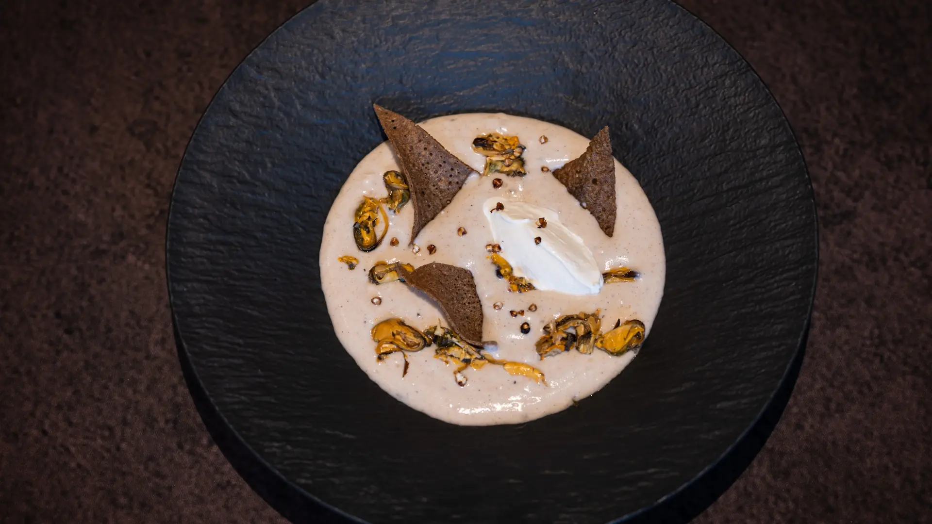 L'Aromatik - Velouté de sarrasin, crème fraîche aux algues et moules, crêpe de blé noir frite