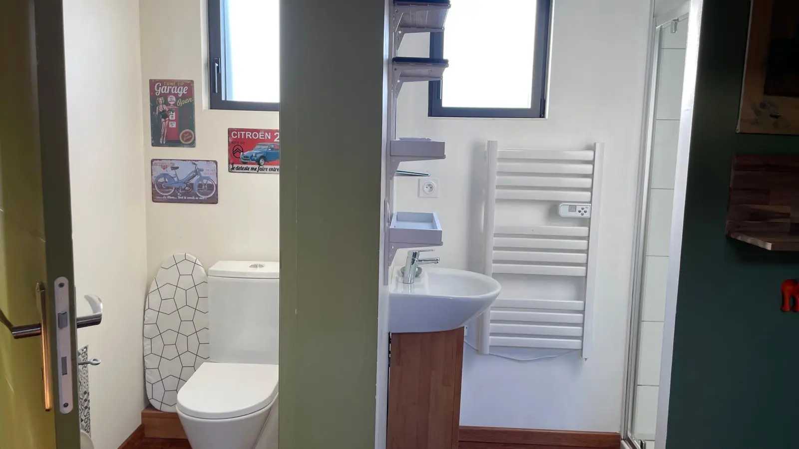 la salle d'eau et les toilettes séparées