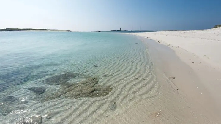 France, Finistère (29) Fouesnant, l'archipel des Glénan, plage de l'Île Saint-Nicolas et tombolo entre l'Île Saint-Nicolas et Île de Bananec // France, Finistere, Fouesnant, beach and tombolo between Saint-Nicolas island and Bananec island