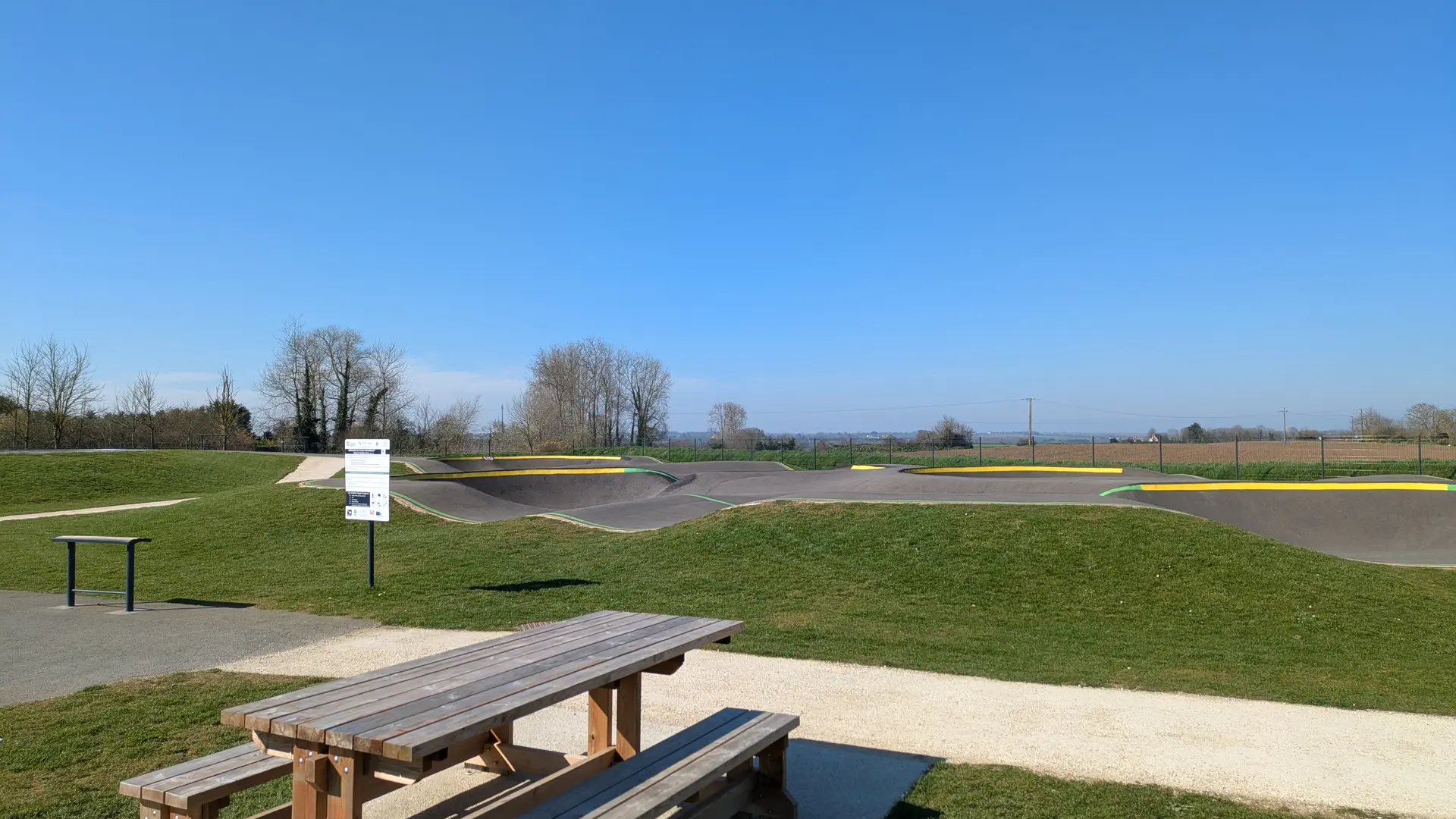 LRJ Park - table pique nique et pump track