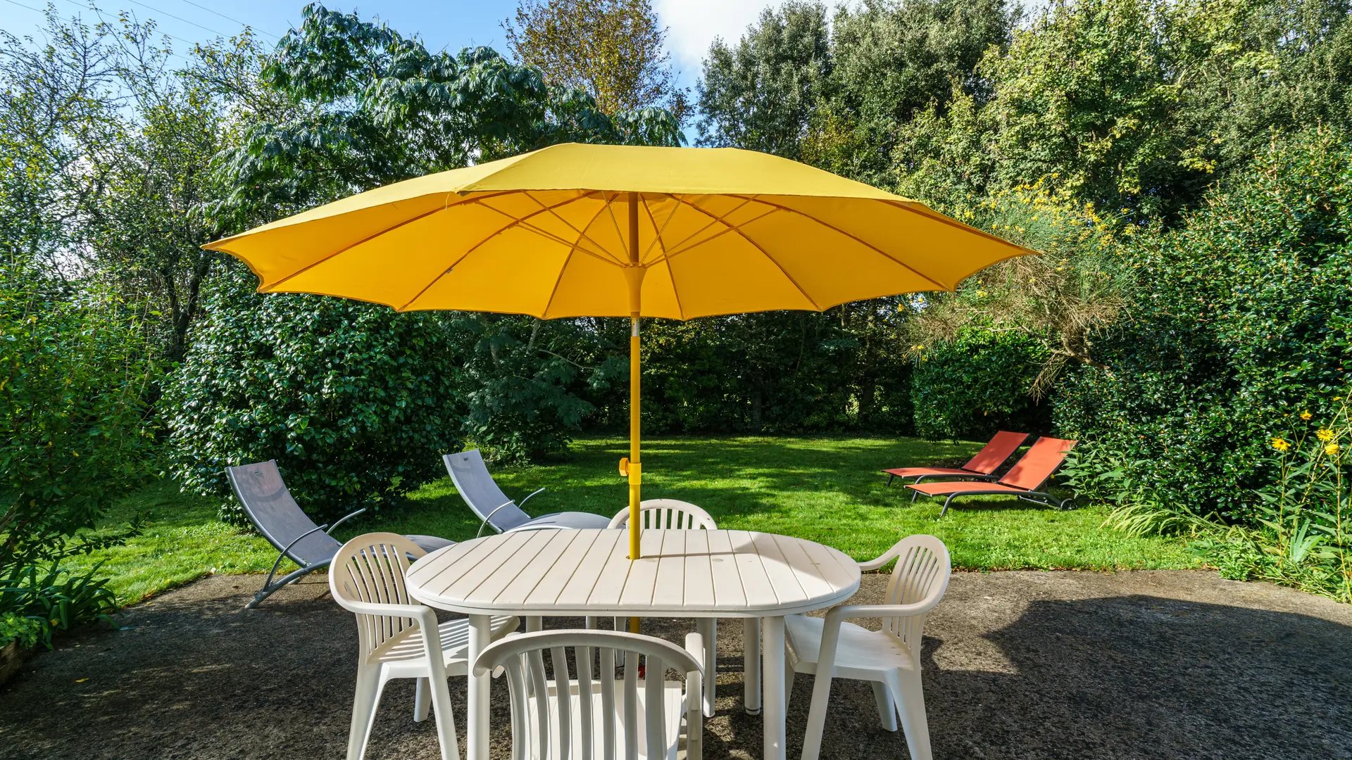 La terrasse et le jardin du gîte Ty-Héol