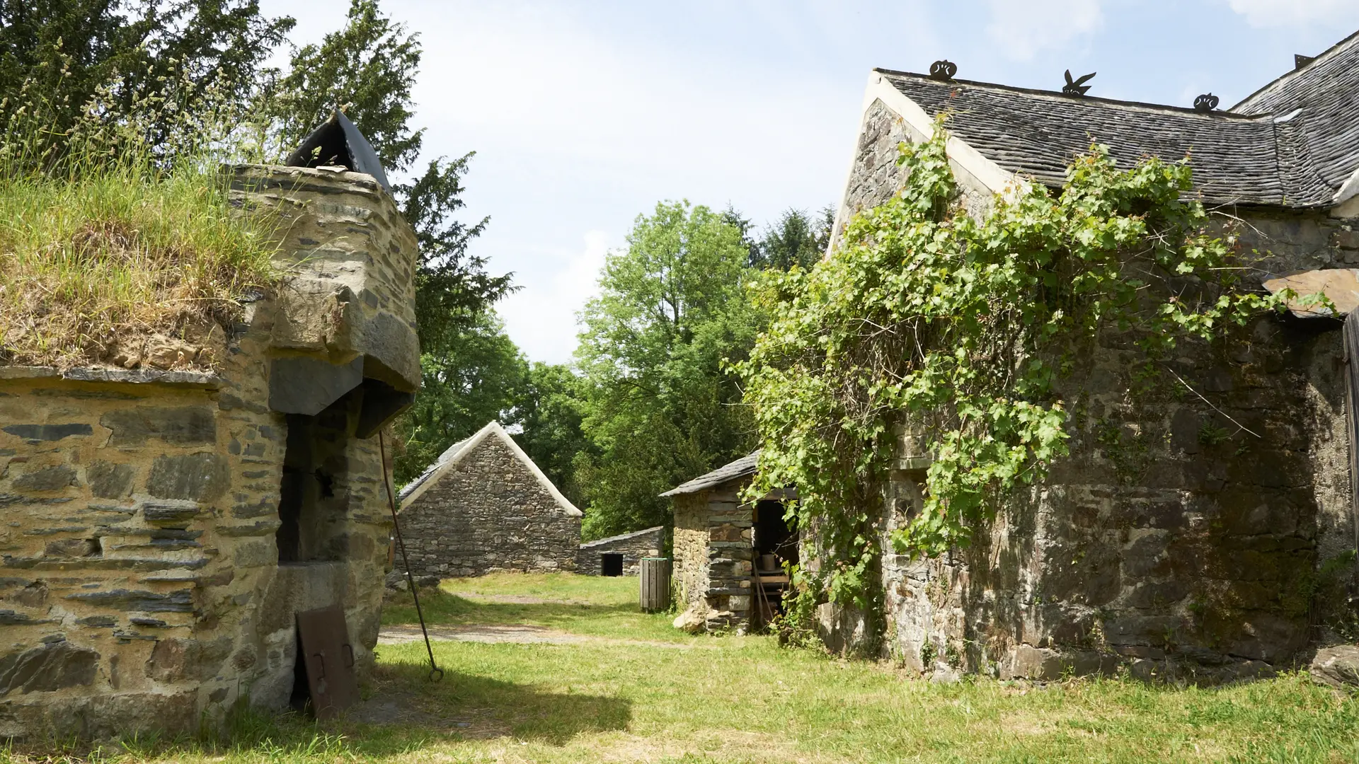 La Maison Bothorel à l'arrière de la Maison Cornec