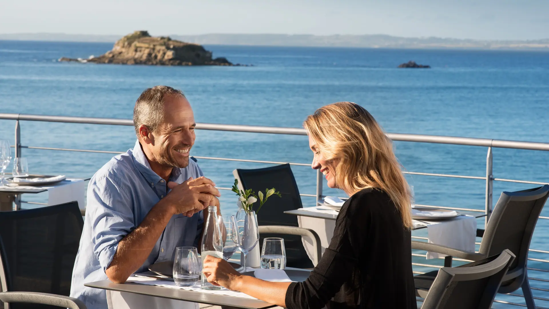 Hôtel de la Baie - Douarnenez Couple terrasse restaurant