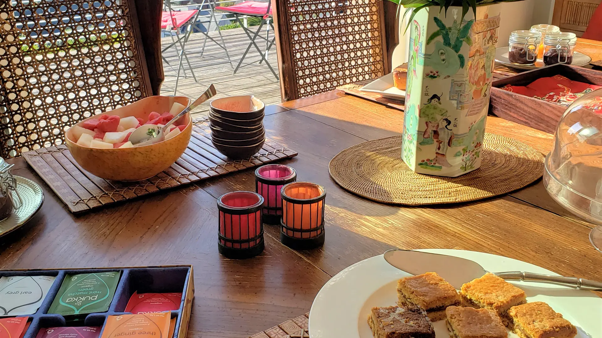 MARIPOZ - Décembre 2021 - Ajout #6 - Table Buffet Petit Déjeuner avec vue sur terrasse et baie