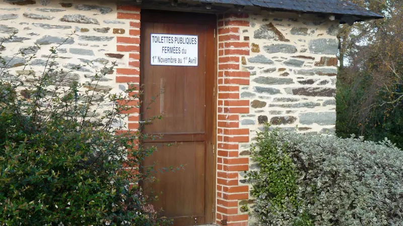 Malestroit aire camping-car écluse wc