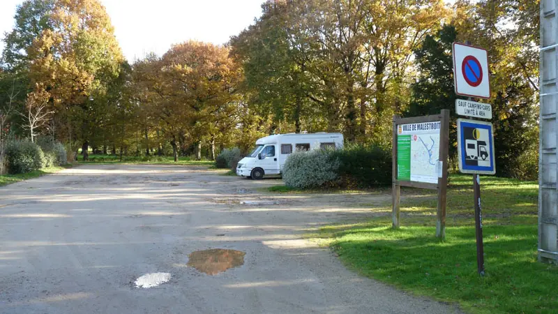 Malestroit aire camping-car écluse