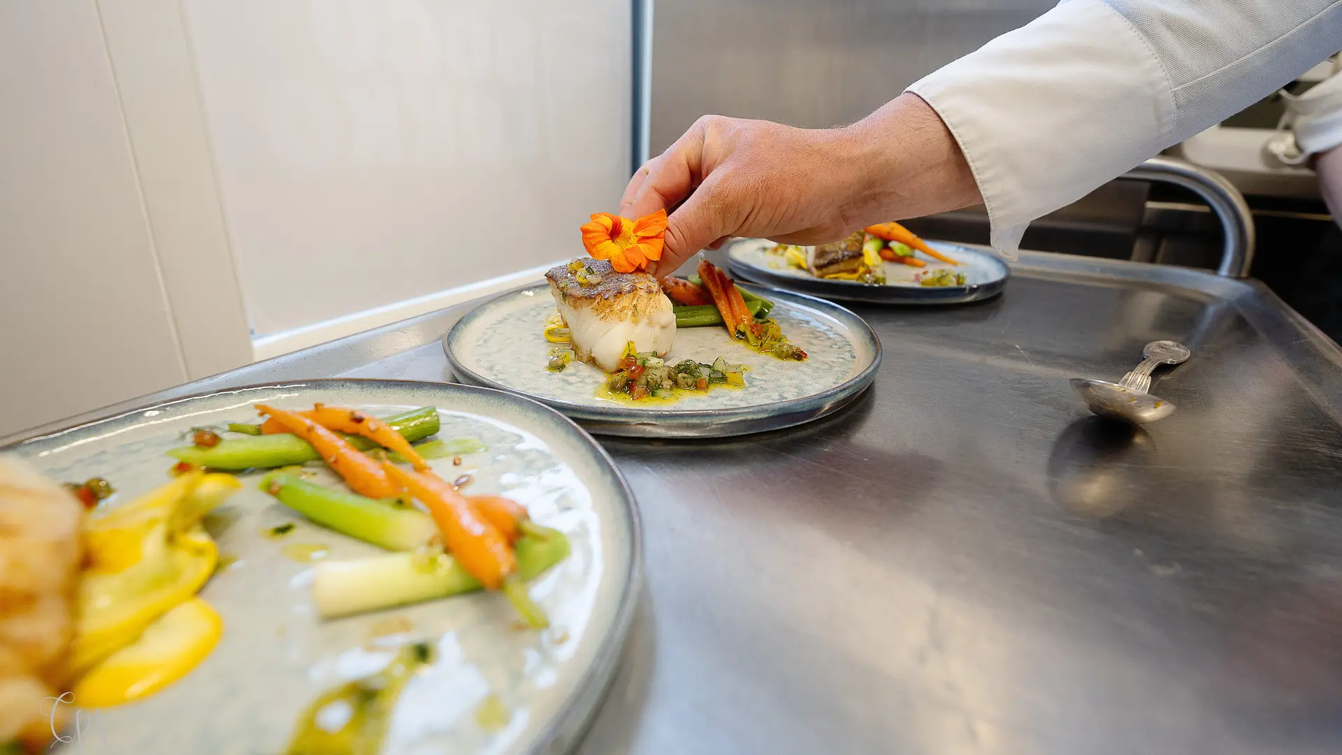 Dressage des assiettes lors des cours de cuisine