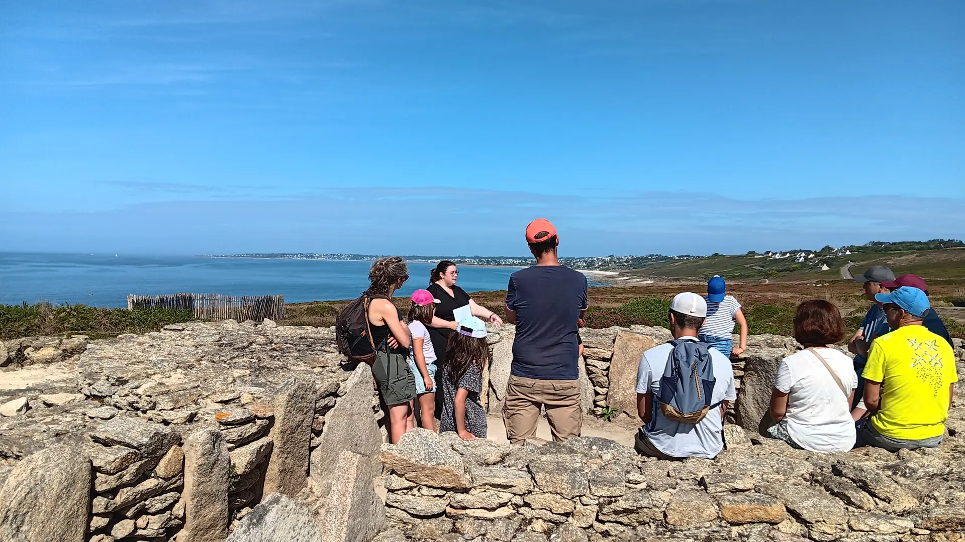 Visite guidée des sites archéologiques de Menez Dregan à Plouhinec